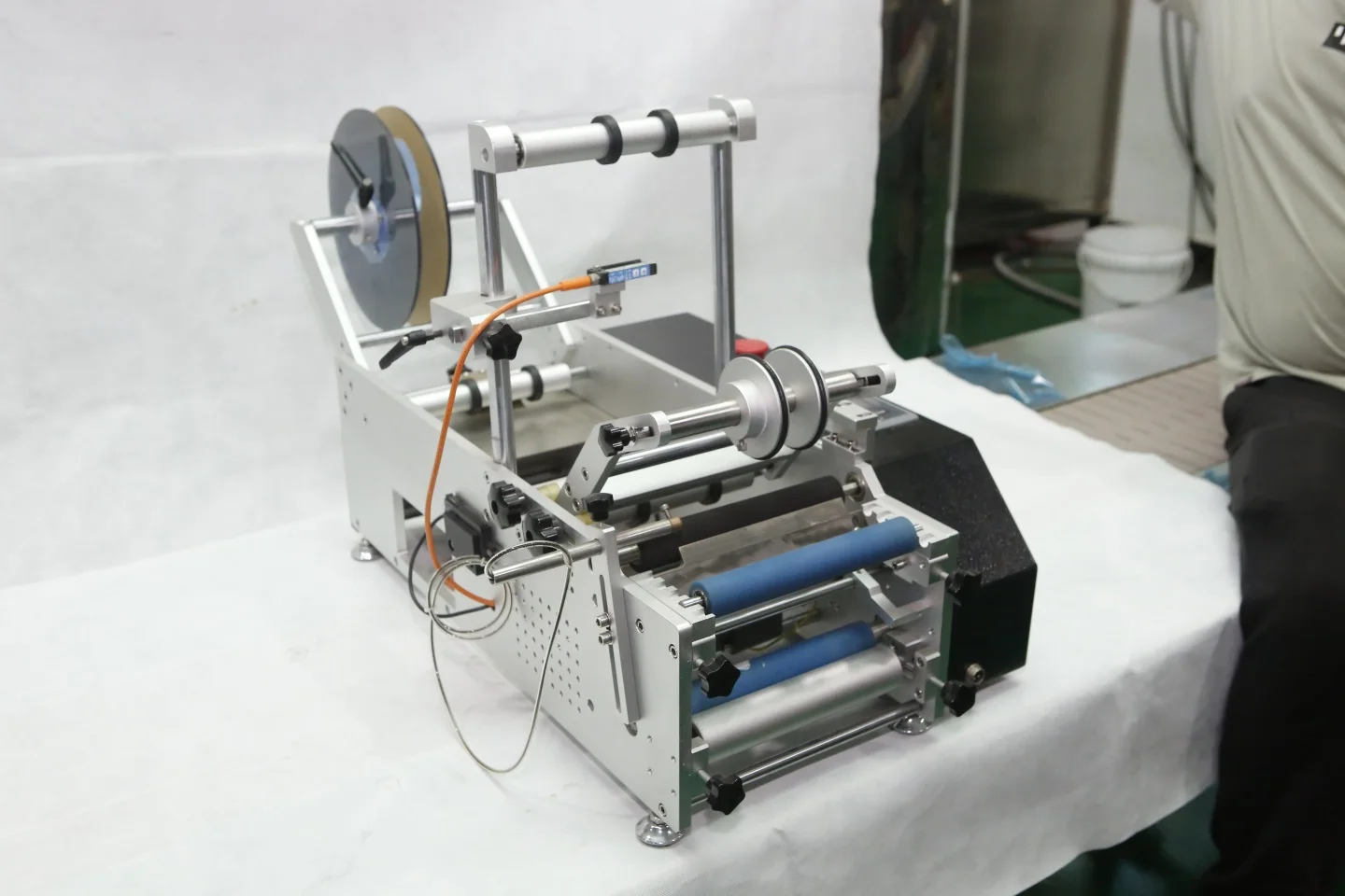 
Настольные полуавтоматические этикетировочные машины для круглых бутылок, банок, банок 