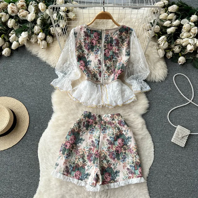 LE2108 Retro Style Small Suit Splicing Mesh Yarn Hook Flower Square Collar Blouse Lace Lace Shorts Two-Piece Set