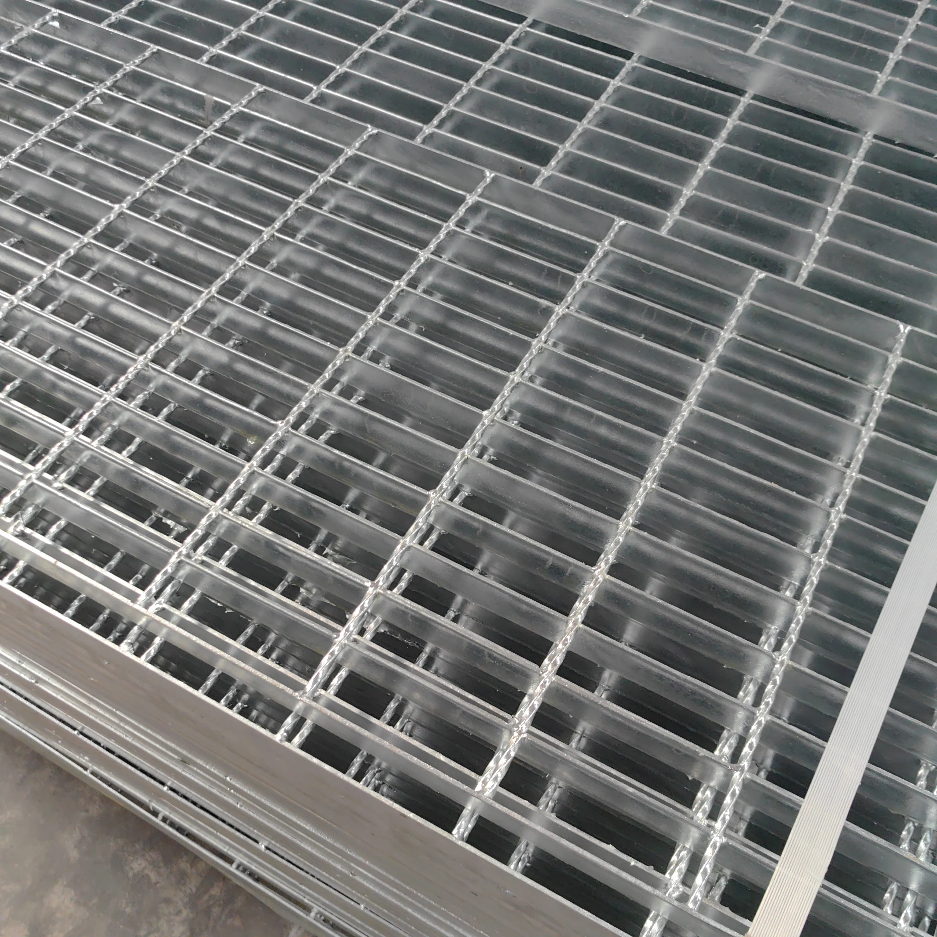 S235jr Steel Grating Galvanized Metal Grid Plate Gi Grating Singapore HDB Galvanized House Drain Steel Grating