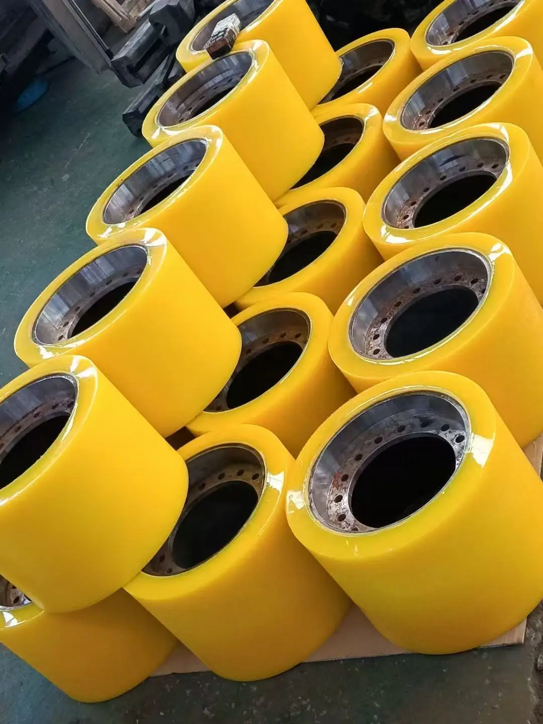 Mute Industrial PU Rubber Covered Wheels Quiet Conveyor Systems Featuring Quiet Polyurethane Rubber Wheel with Rubber Bearing manufacture