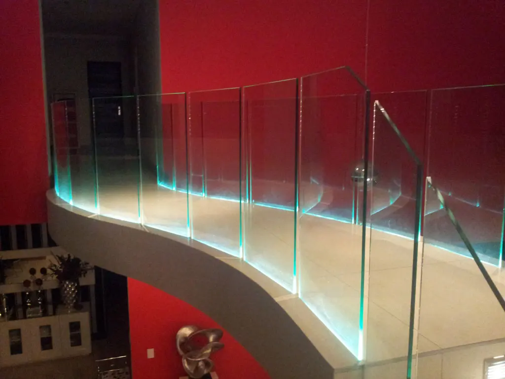 Fashion Design Aluminium U Channel Frameless Glass Railings with LED Light for Balcony Balustrade manufacture