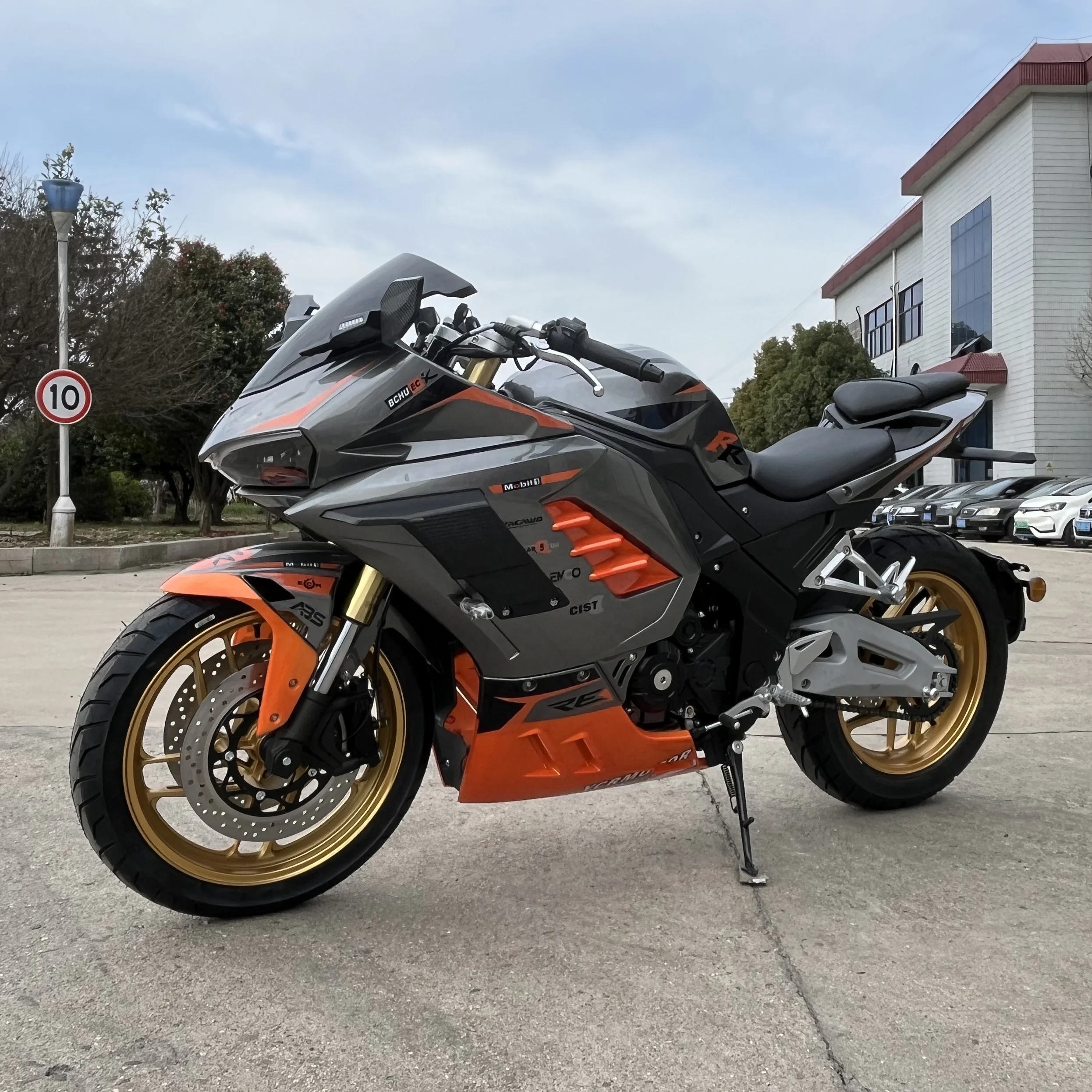 New 400cc Racing Motorcycle with Euro 5 Muffler and TFT