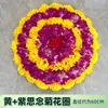 Couronne de chrysanthèmes jaunes et violets