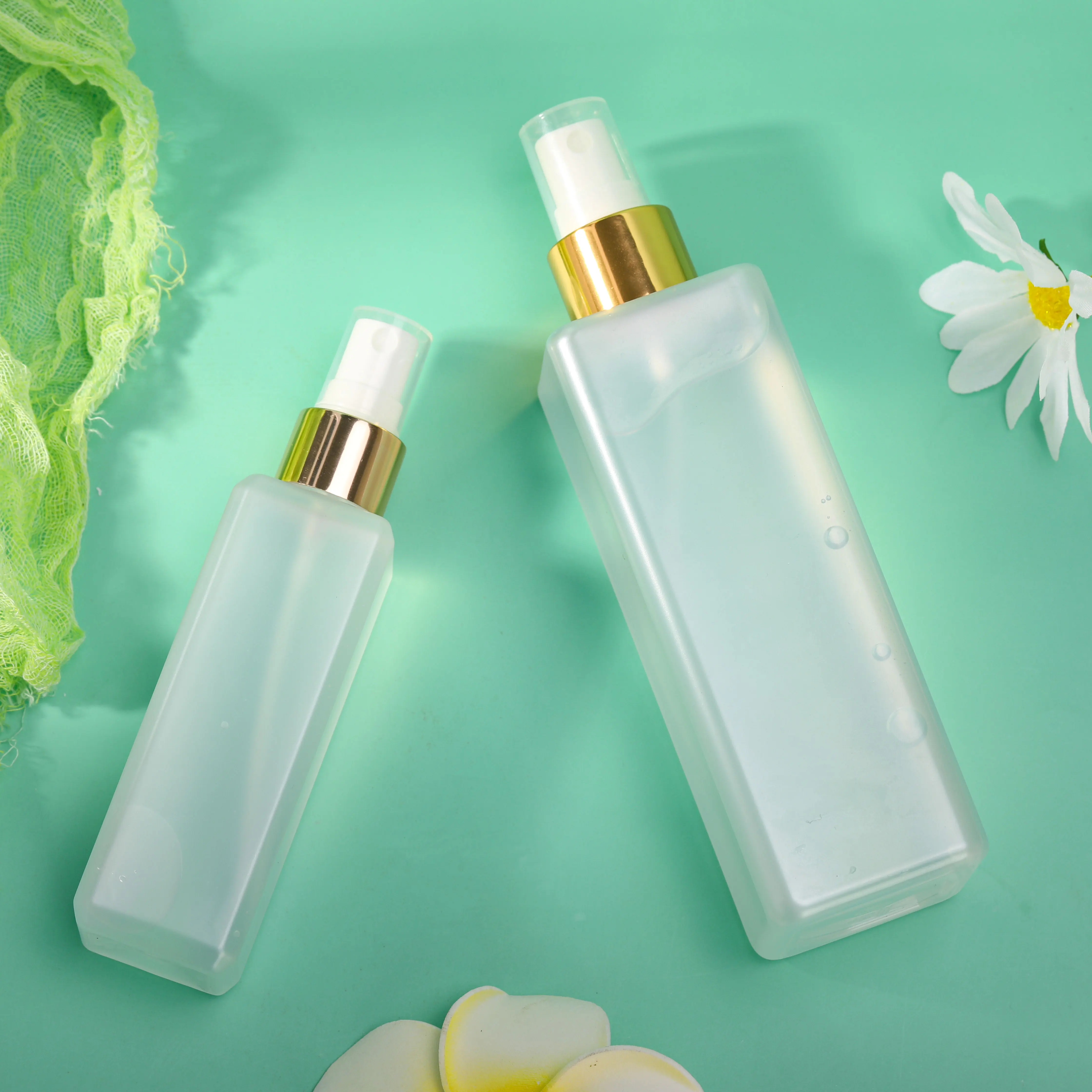Wholesale Quantity Convenient Sprayer Container Translucent Serums With Pretty Frosted Plastic Spray Bottle