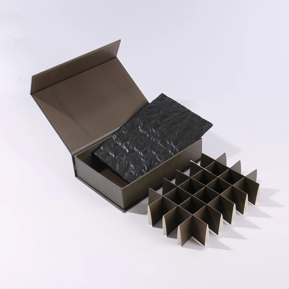 Caja de embalaje personalizada para 24 piezas de chocolate con tapa magnética rígida y cubierta plegable de cartón con forro interior de papel y papel amortiguador