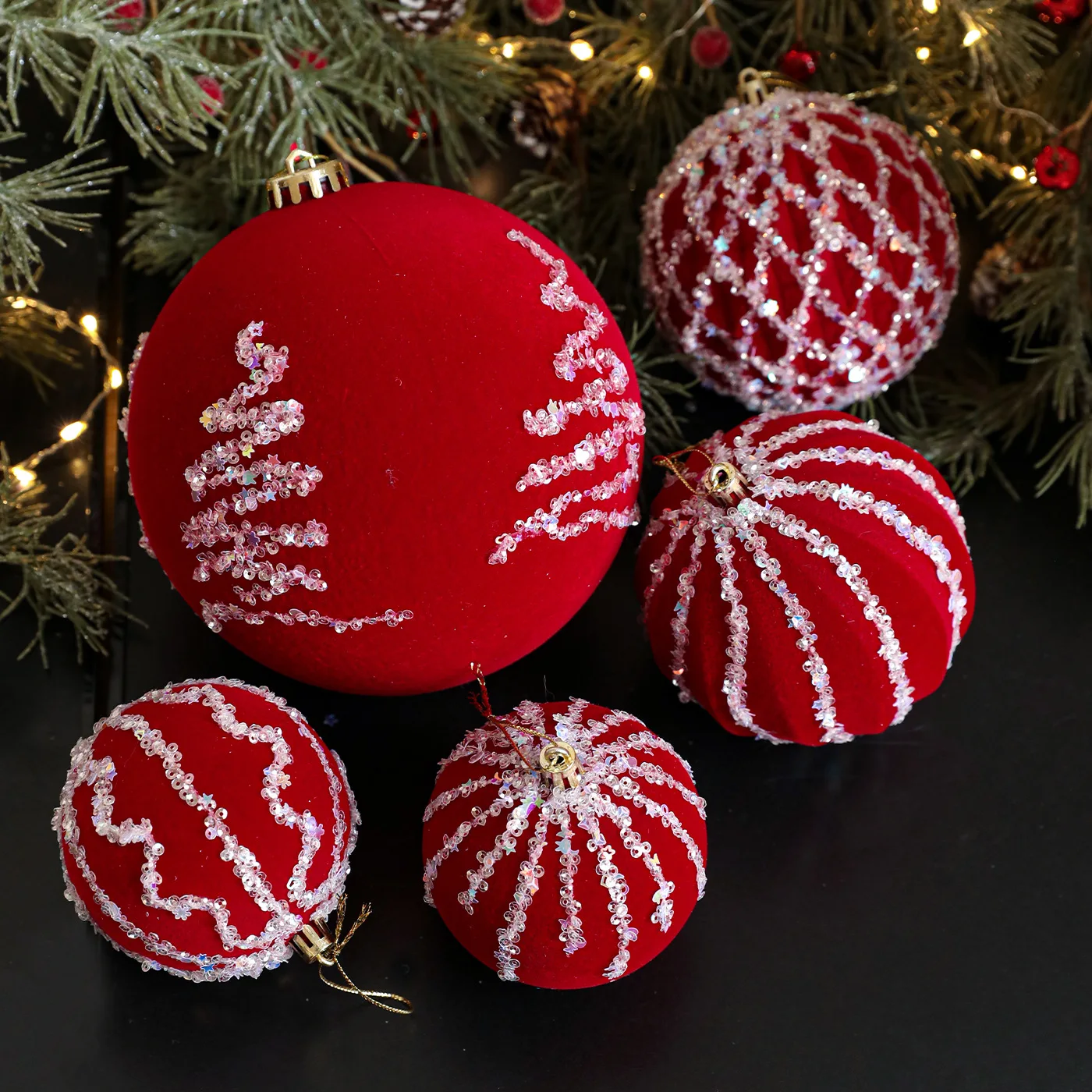 כדורים אדומים מפוארים מבד וולבט ליום חג המולד, בקטרים של 8 ס