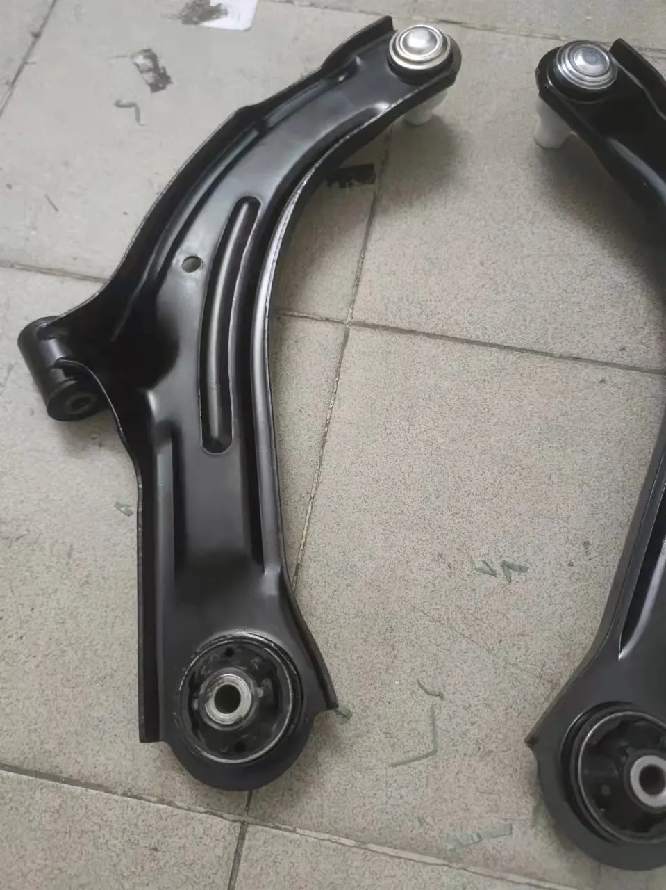 Nissan TIIDA Control Arms - Durable and Reliable Performance