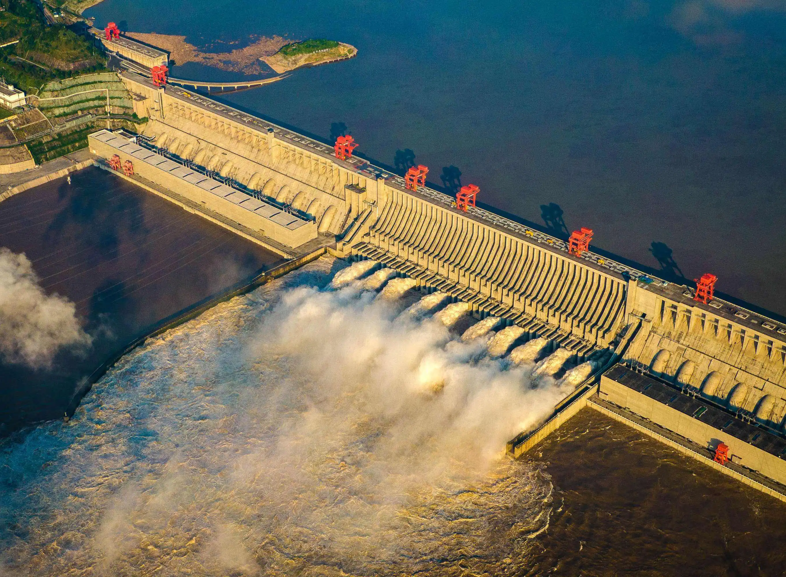 В какой стране крупнейшая гэс. Санься ГЭС Китай. Санься три ущелья. Гидроэлектростанция три ущелья. Плотина на Янцзы.