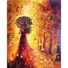 Femme en robe rouge et feuilles d'automne