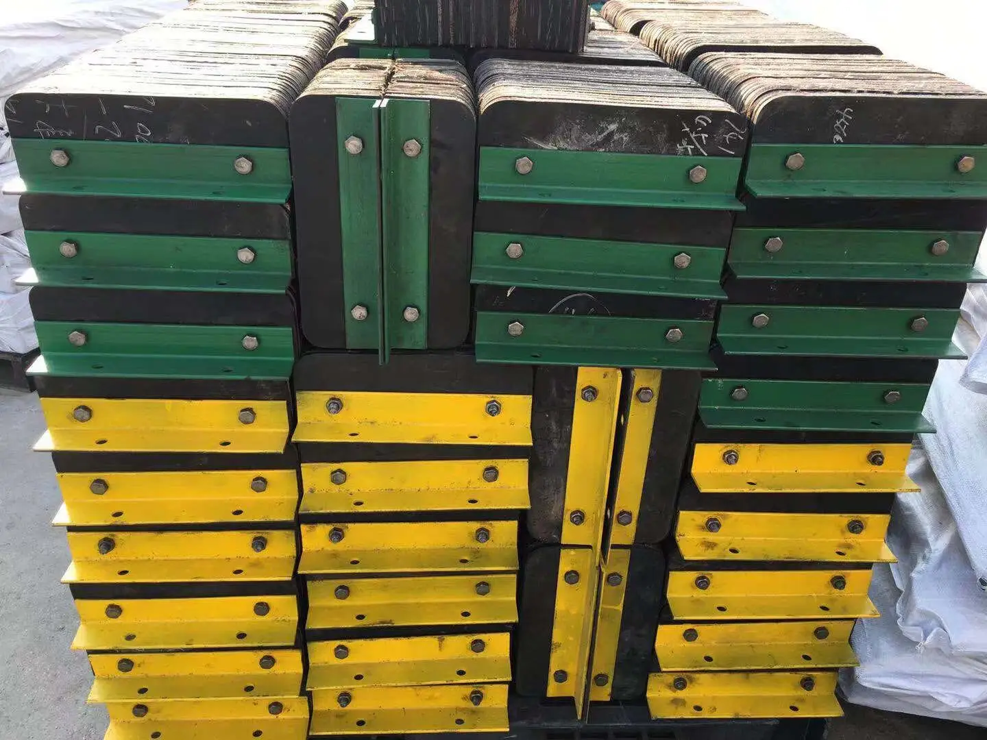 Laminated Custom Dock Bumper Block Loading Dock Bumper Heavy Duty Dock Fender supplier