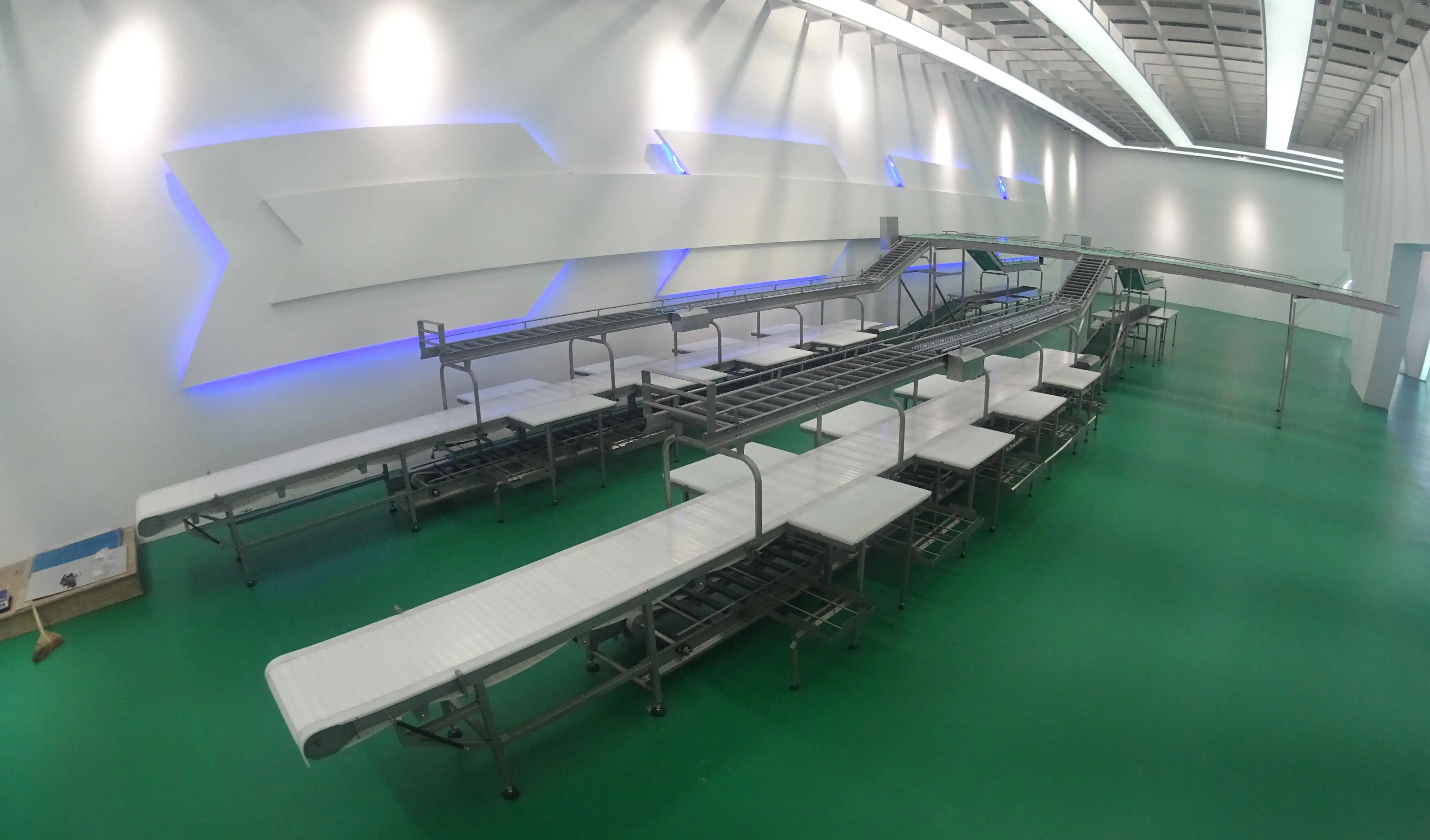 Heavy duty meat processing conveyor for industrial slaughterhouse facilities