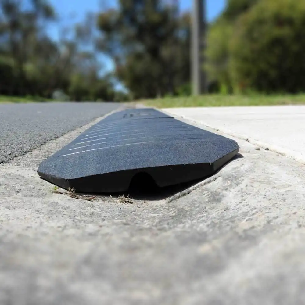 High Quality Heavy-Duty Solid Rubber Slope Road Shoulder Ramp Premium Roadway Product factory