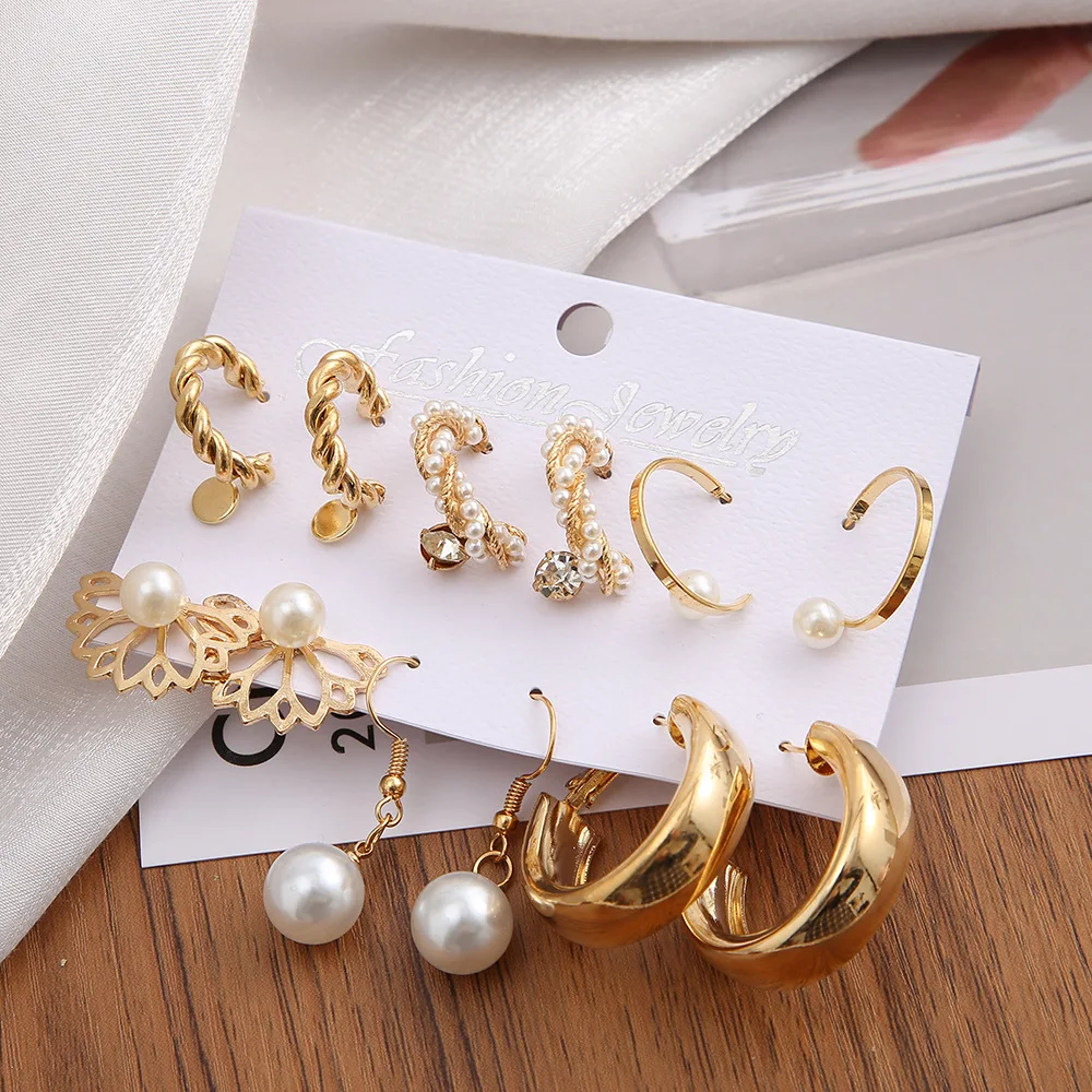Emibele Orecchini pendenti CZ con quadrifoglio da donna, cerchi huggie placcati in oro 14K con ciondolo quadrifoglio portafortuna, orecchini lunghi semplici e delicati, gioielli eleganti da donna, Oro