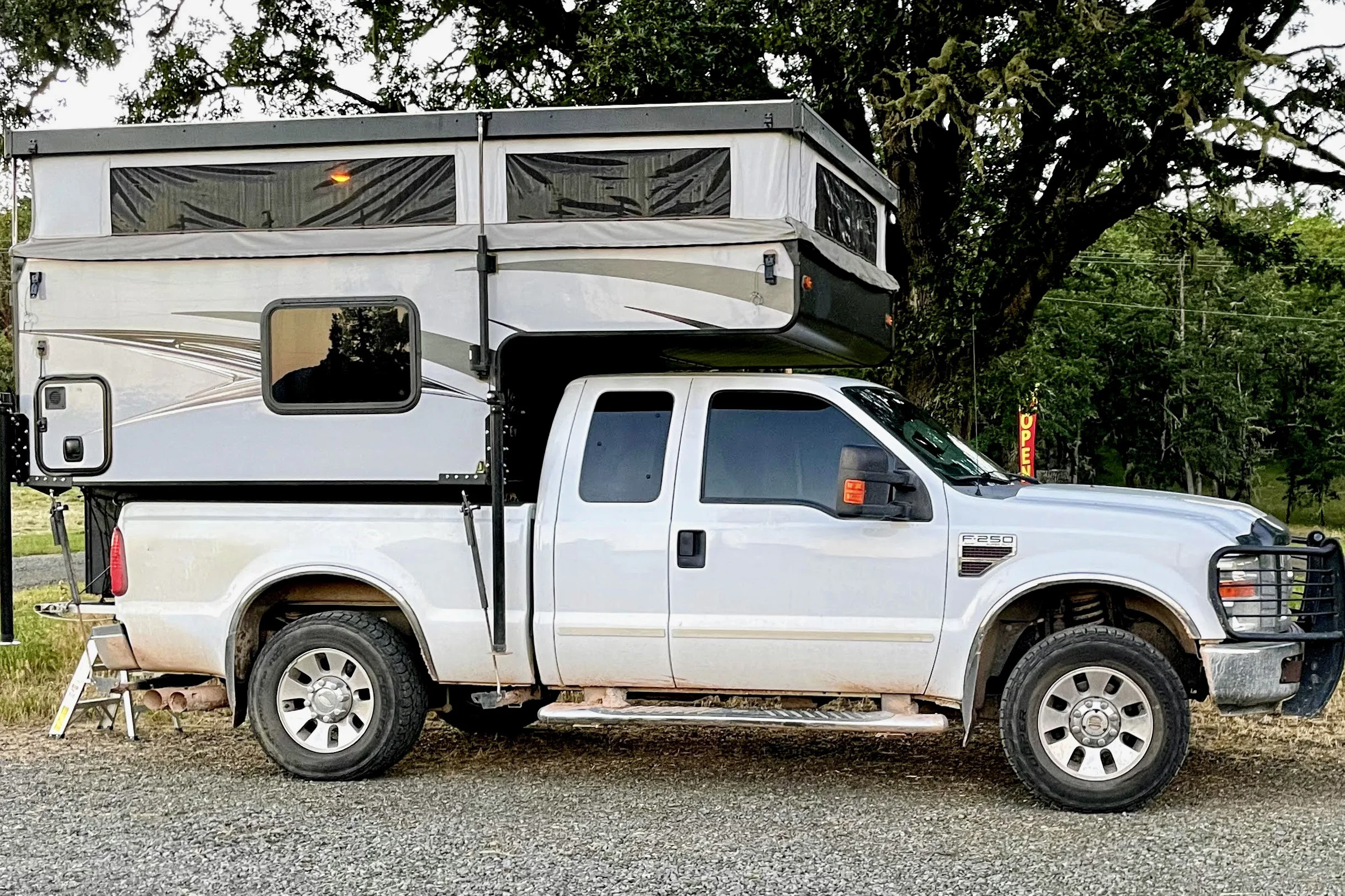 4x4 Caravan off-Road Travel Camper Truck with Slide Out Mini Kitchen