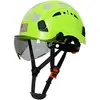 Casco de seguridad verde con visera ahumada