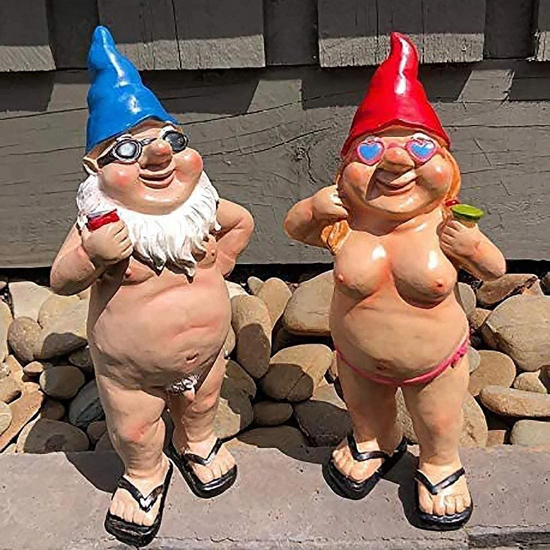 2 Pcs Garden Goblin-Art Decoration Peeing Gnome Naughty Gnome Statue Ornament Funny Garden Gnome for Lawn Ornament Naked Drinking Gnome Outdoor Statue