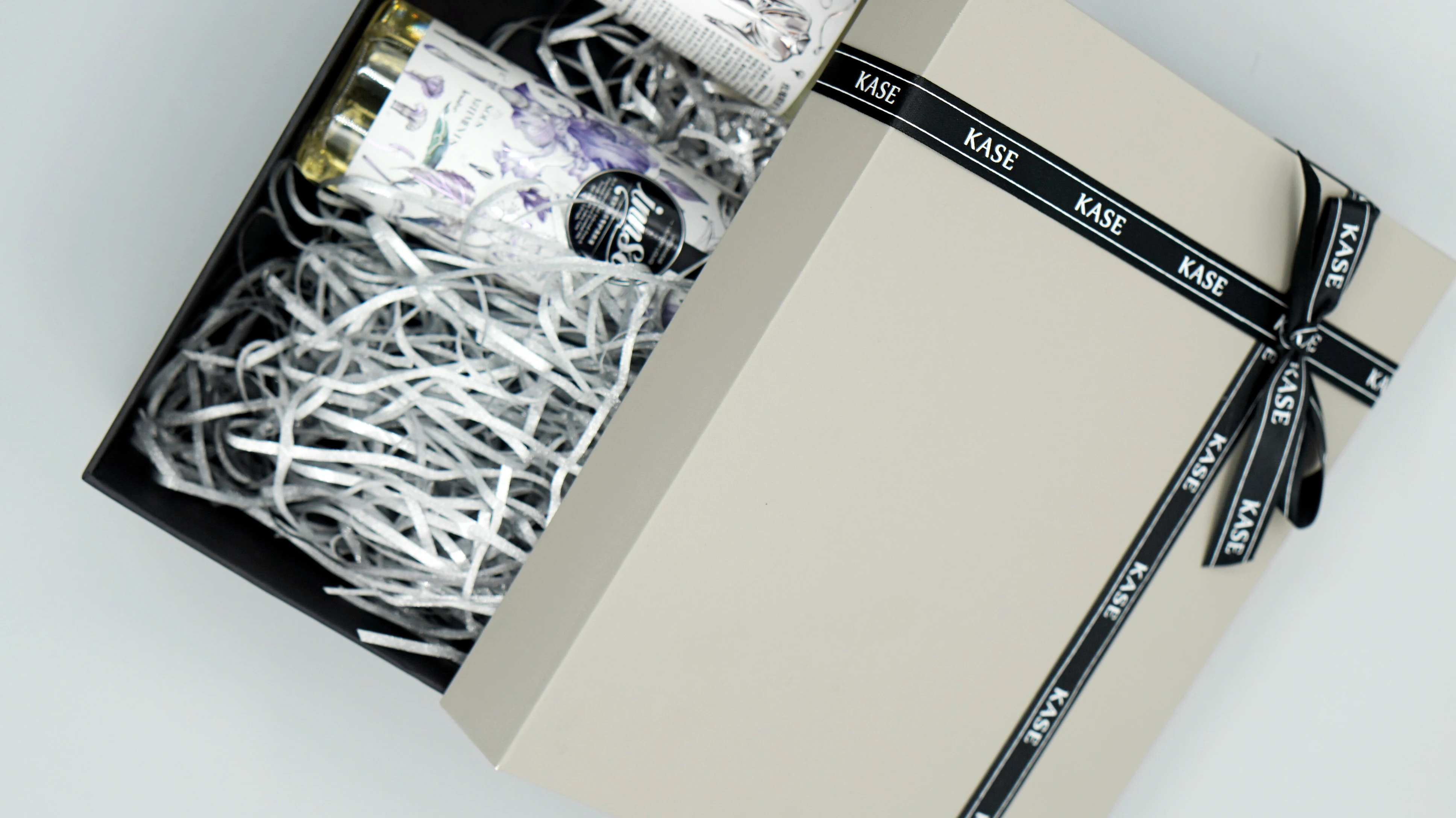 Custom Logo Kraft Paper Gift/Shopping Box with Quality Assurance Embossing Matt & Glossy Lamination Sponge Liner details