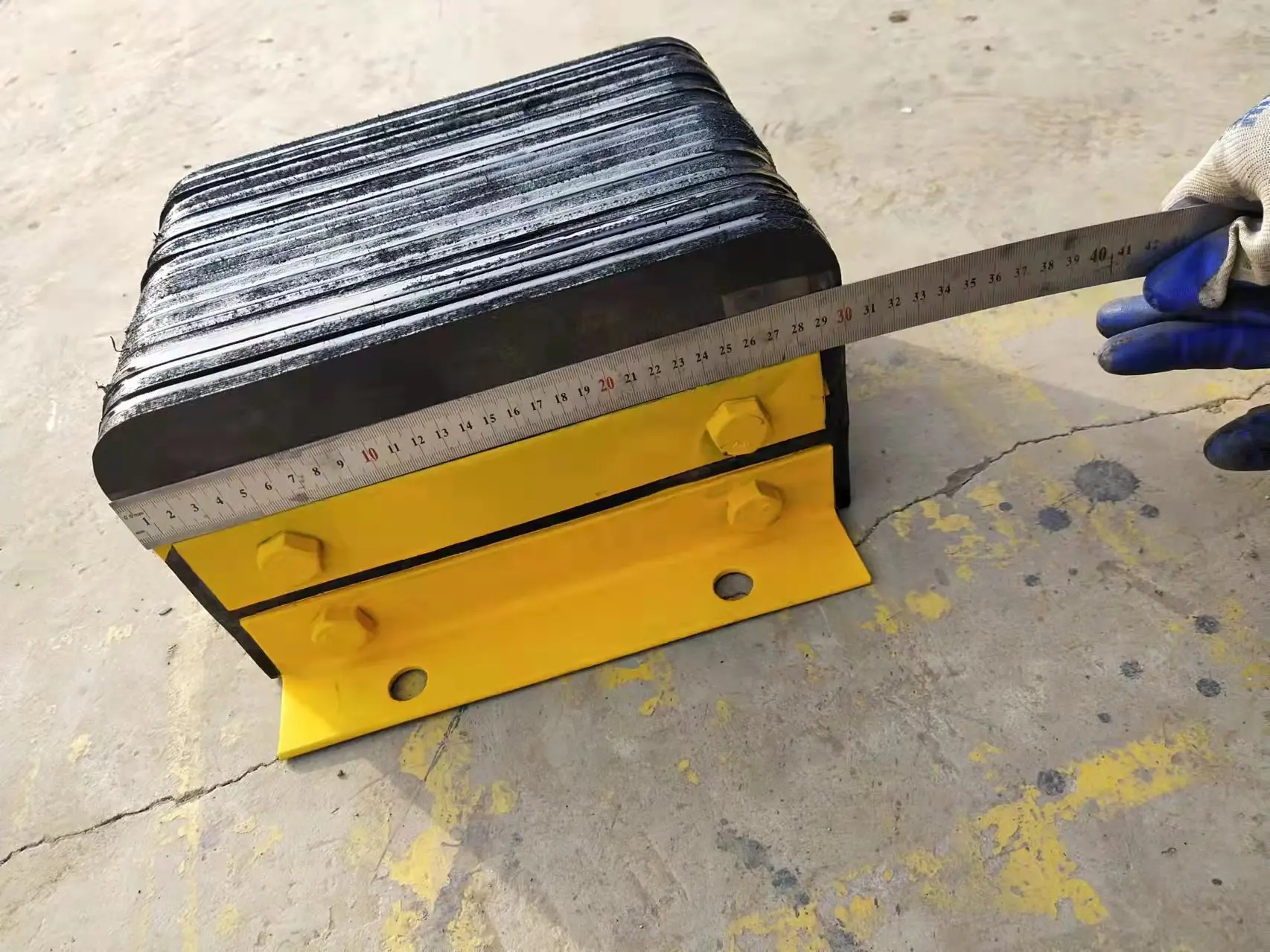 Durable Rubber Ideal Warehouse  Laminated Dock Bumper for Wall Protection details