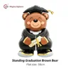 Oso pardo de graduación de pie
