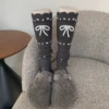Gris oscuro