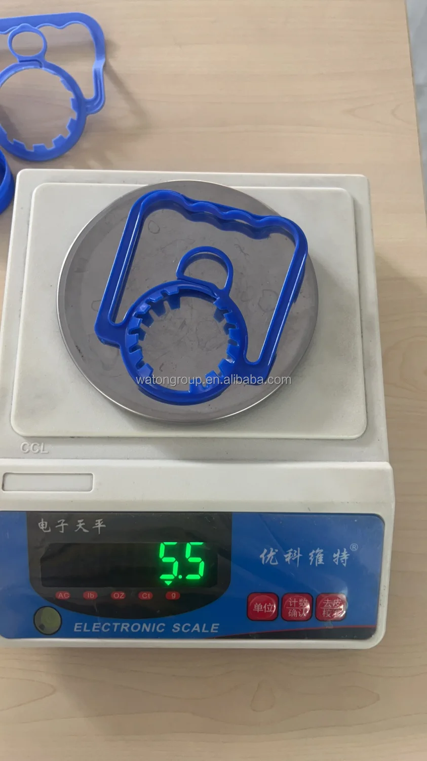 manufacturer cheap price 48mm blue plastic bottle water cap and handel  for juice oil bottle supplier