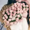 Manta blanca con rosas rosadas.