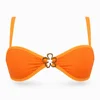 Top de bikini bandeau con dije de flor naranja