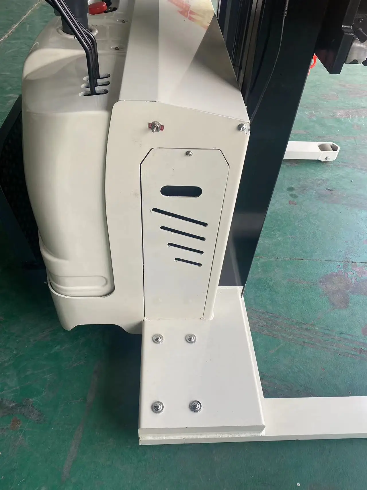 400kg Electric Battery Powered Paper Reel Plastic Film Reel Lifter For