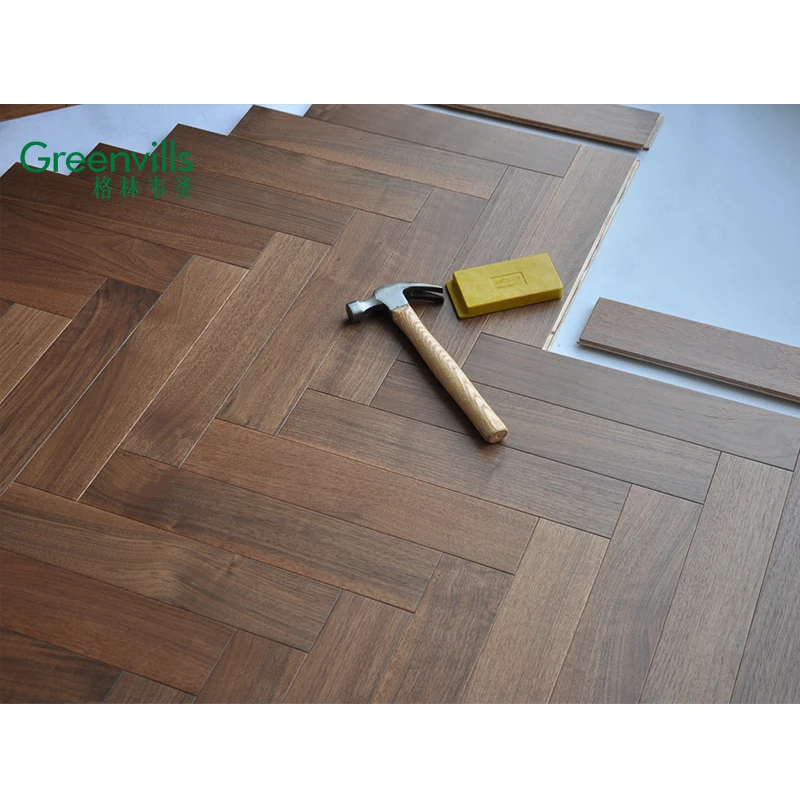 Натуральный цвет, деревянный паркет из грецкого ореха в елочку