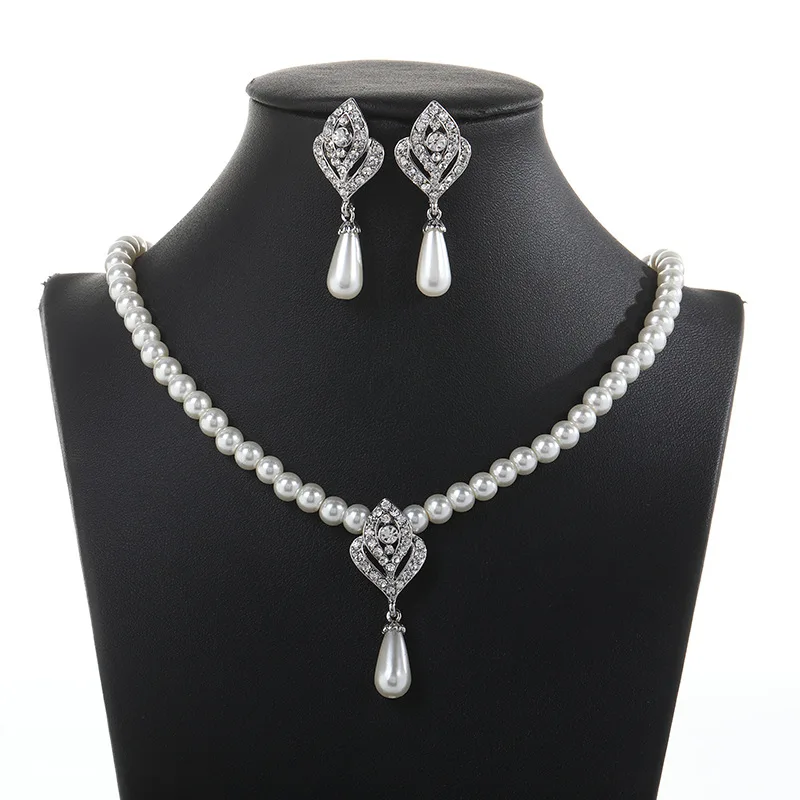 Fashion crystal jewelry// fashion necklace// party necklace// black necklace with silver crystals