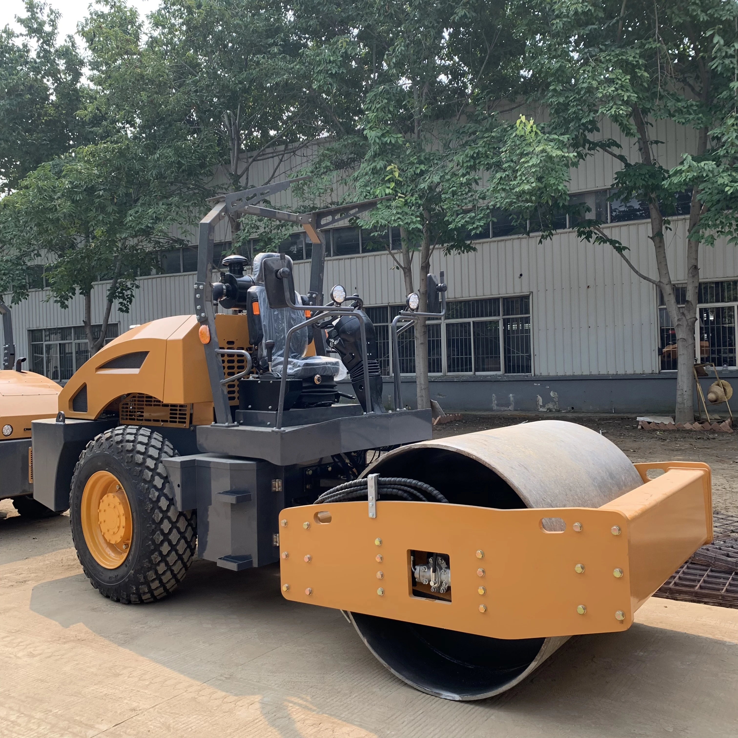Sale 4 Ton-8 Ton 8000kg Vibratory Road Roller with Yanmar Diesel Engine EPA Rubber Tires Fully Hydraulic System Vibration Motor