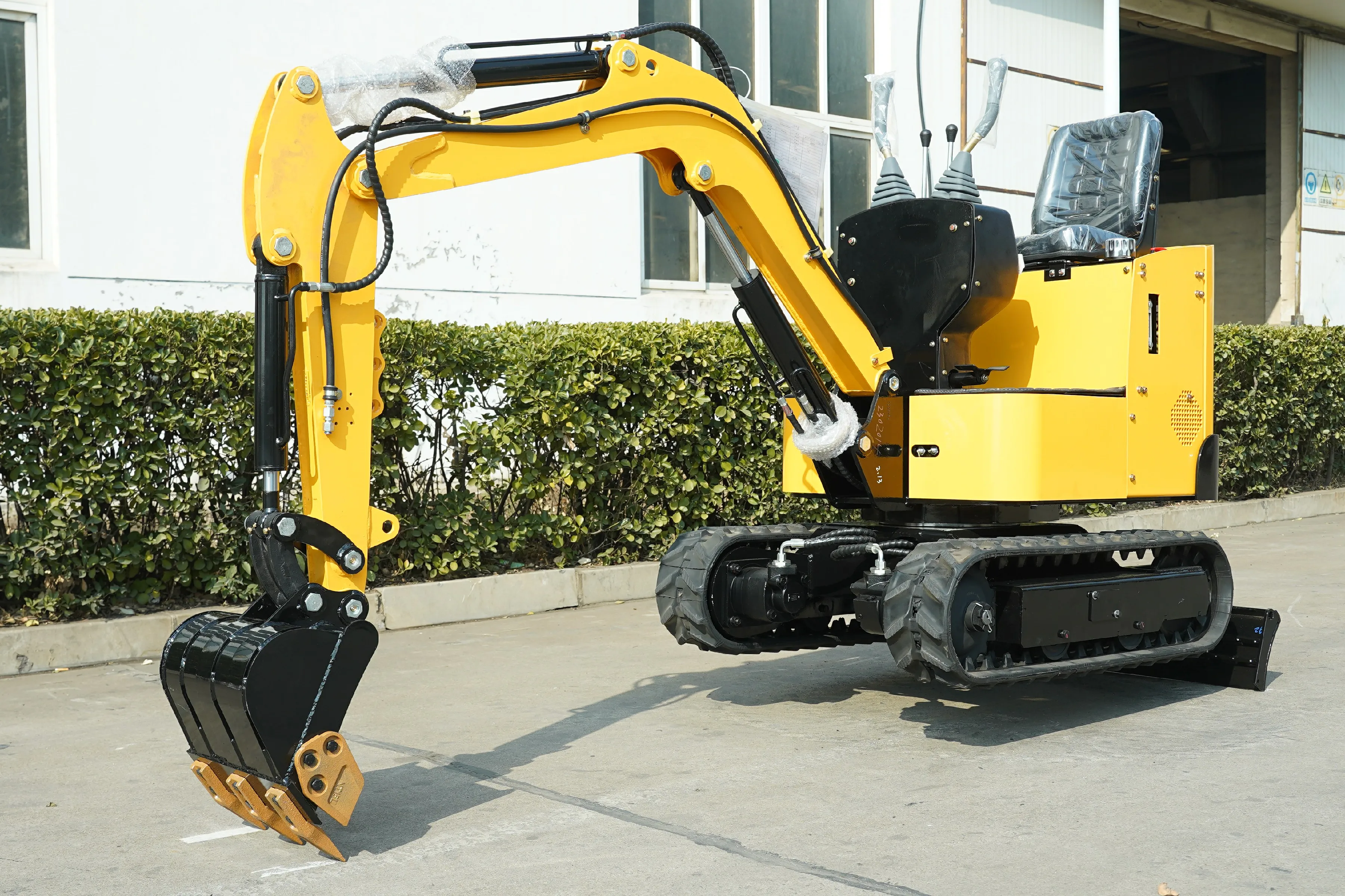Battery powered Multi function 0.8 ton 1ton excavator electric excavator chinese mini excavator for sale