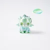 Mignon petit macaron dragon arc-en-ciel volant