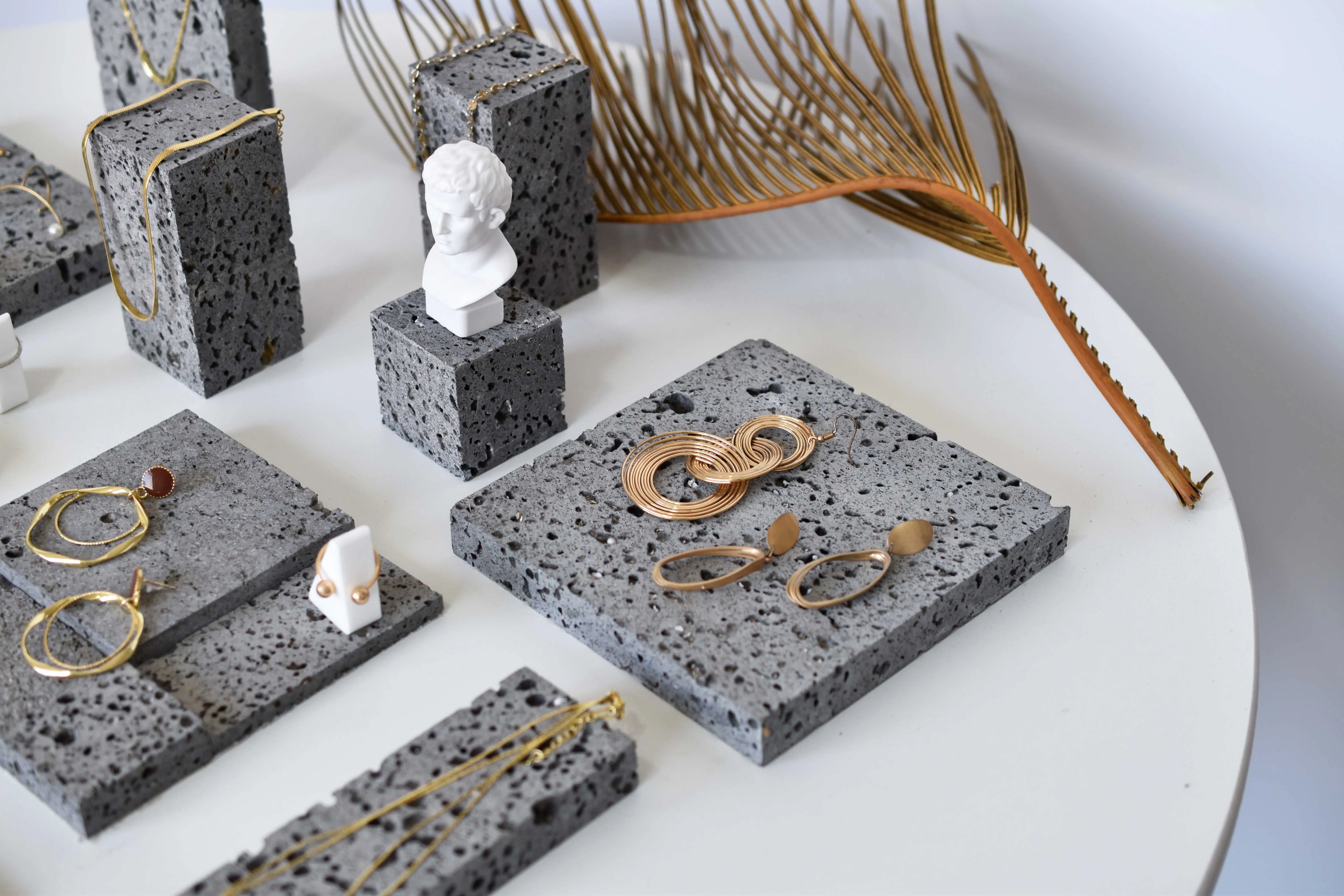 のアイテム 手作りの黄色い石膏イヤリングディスプレイラックジュエリーイヤリングスタンド卓上ジュエリー Buy Rotating