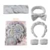 Conjunto gris de cinco piezas.