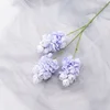 กิ่งไม้สีม่วงอ่อนหนึ่งกิ่ง