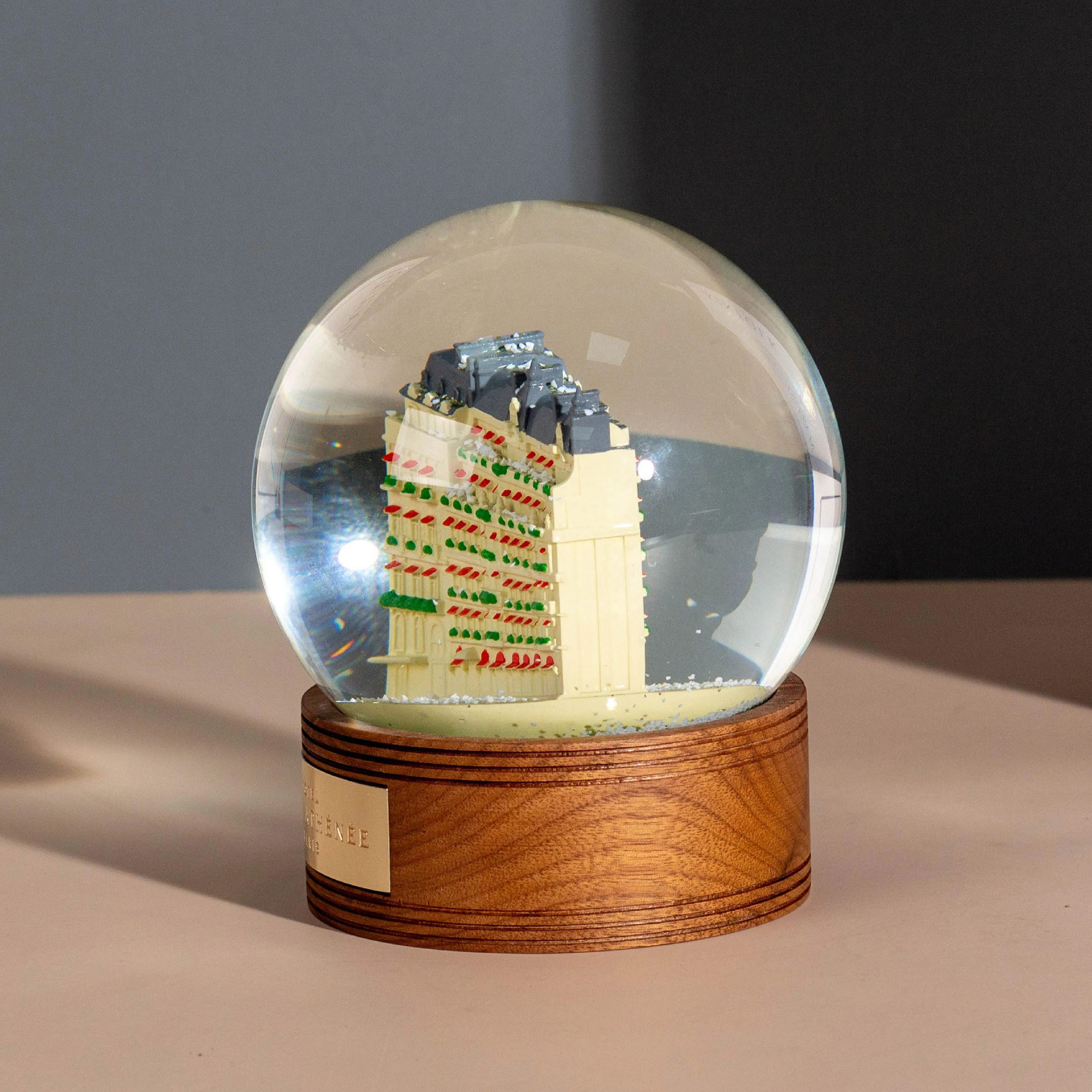 Custom Resin Hotel Architecture Statue With Wooden Base Snow Globe Water Globe Decoration Corporate Anniversary Souvenir Gifts