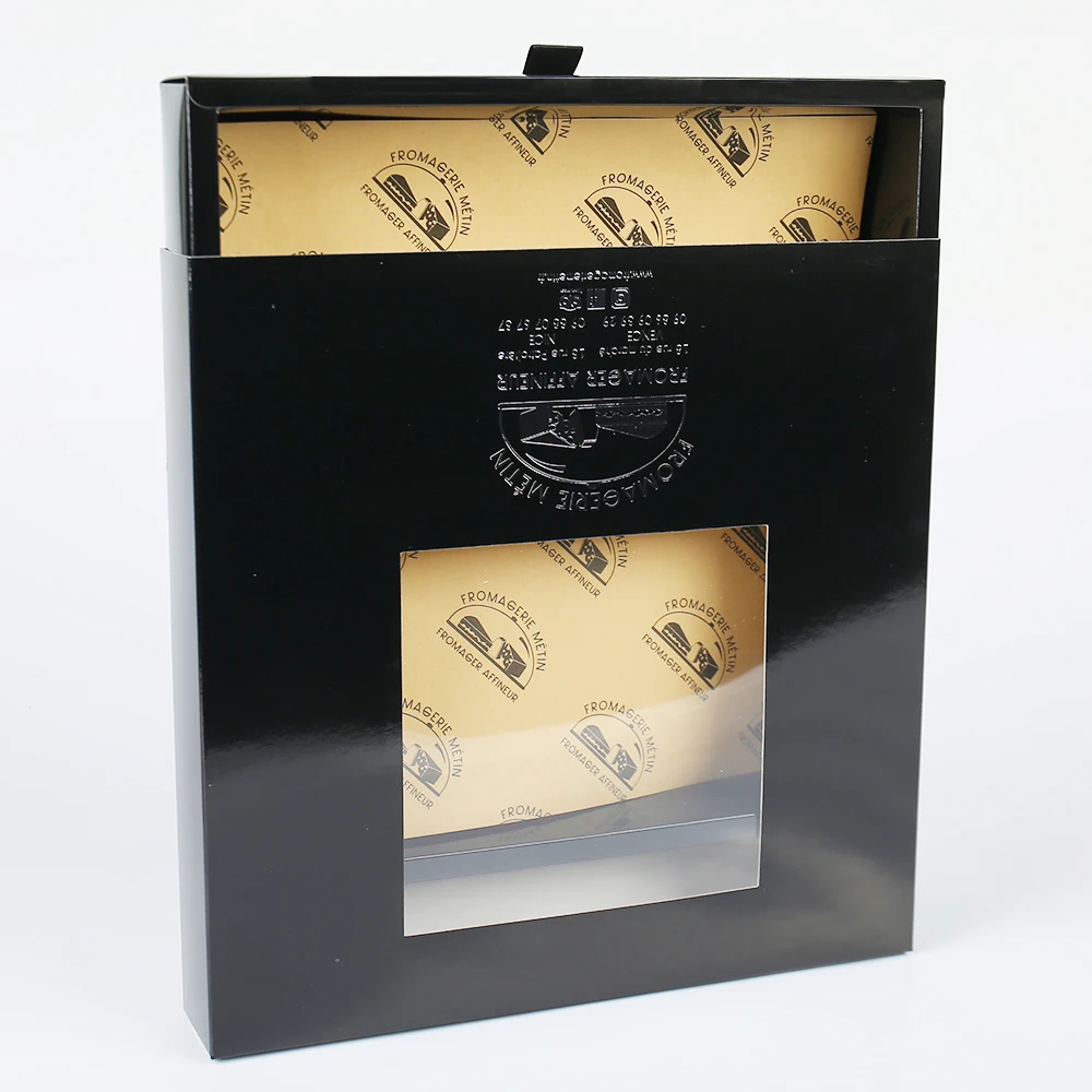 علبة درج سوداء مخصصة كبيرة مع نافذة شفافة من مادة PVC وشعار مطبوع بالختم الحراري ومُدمج بتأثير تنقش فاخر للتعبئة الهدايا في علب ورقية