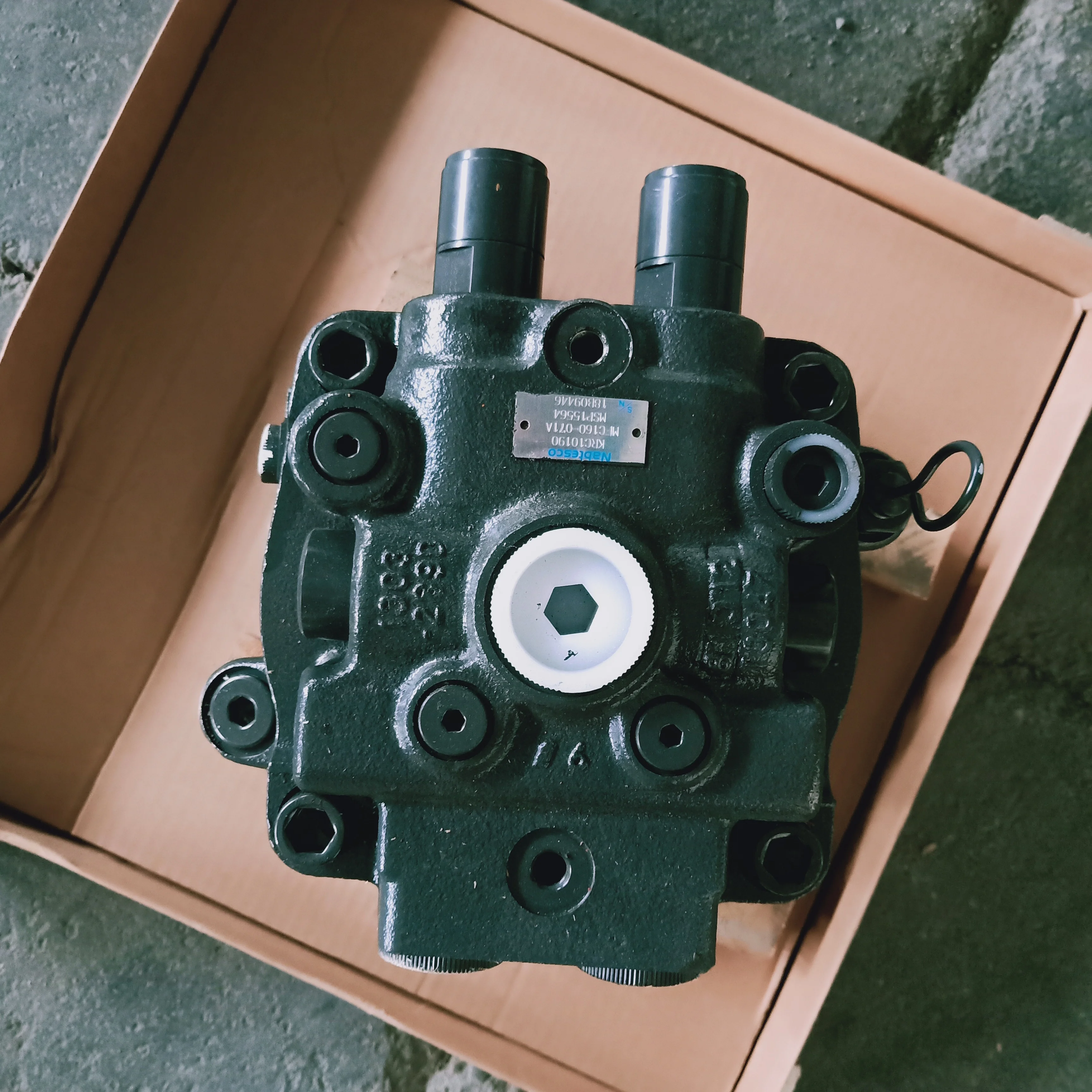 JS200旋回モーター 20/925315 掘削機旋回油圧モーター MFC160-0390