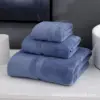 Gris oscuro