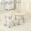 Une table et une chaise avec grain de bois et couleur rose bégonia