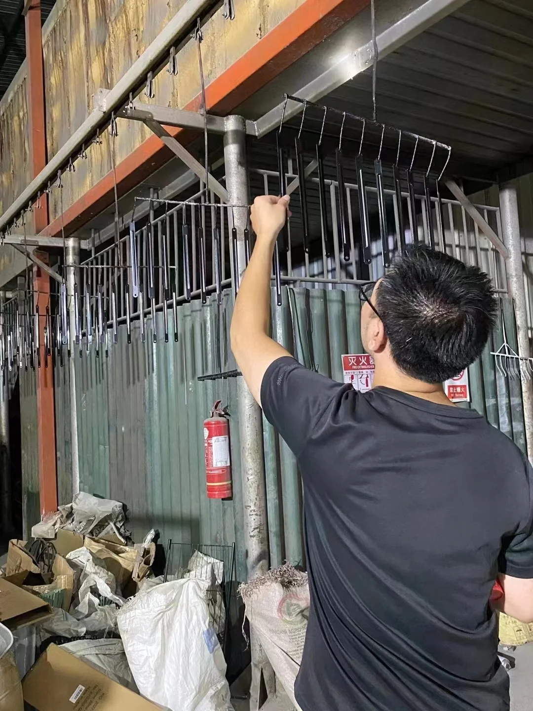 Freestanding Tabletop Black Cocktail Rack Glass Holder With 12 Arms For