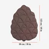 Tapis de feuilles marron