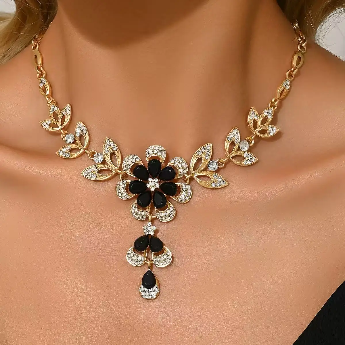 Elegant Gold Hollow Flower Necklace with Rhinestones