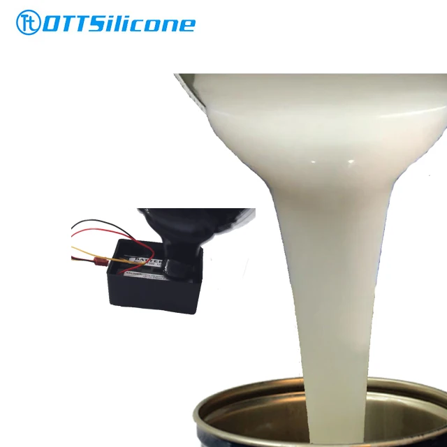 Bir yigit silikon qinni sikadi