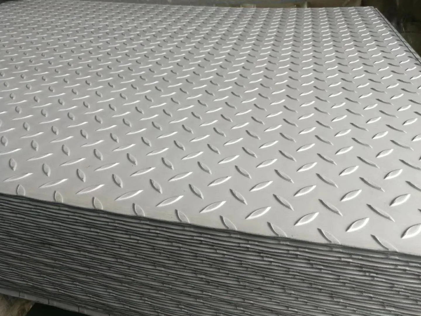 DC53D DX52D DIN Q345 1000mm Galvanized Metal Plates Chequered