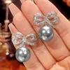 Pendientes de cuentas grises