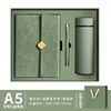 Conjunto de tres piezas con hebilla de flor verde matcha.
