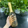 Bouteille jaune clair avec feuille d'or