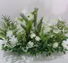 Composizione di foglie verdi con angelo di buon auspicio a tema foresta